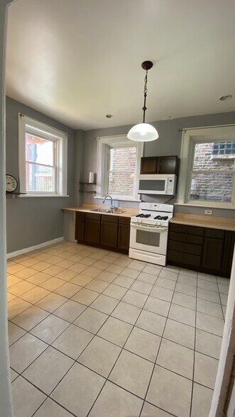 Kitchen - 1621 W Cullerton St
