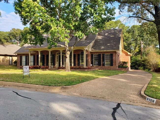 Building Photo - 3106 Lake Forest Dr