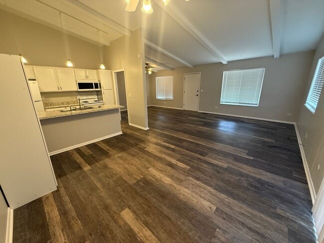 Building Photo - Spacious 3 Bedroom 2 Bath Lakewood Home