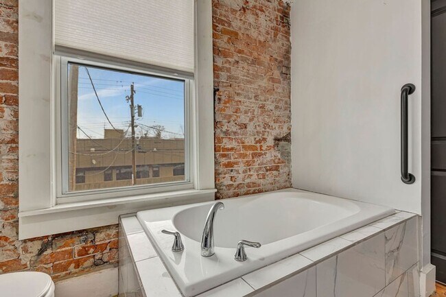 Building Photo - Charming 3BR Duplex in Covington