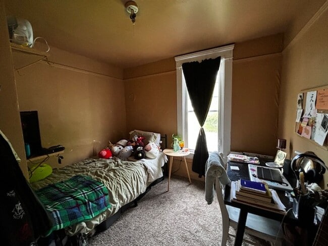 Building Photo - 7 Bedroom House close to Shopping and What...