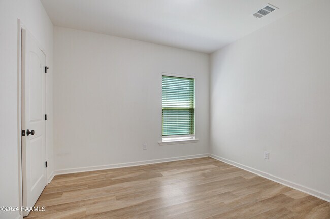 Building Photo - 524 Elwick Dr