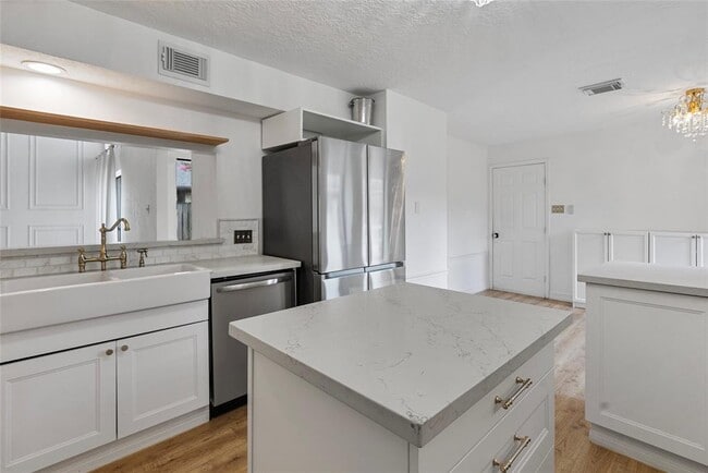Building Photo - 8033 Oakwood Forest Dr