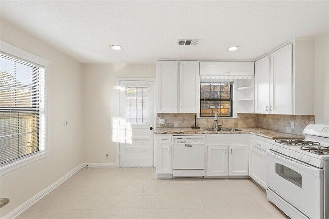 Building Photo - 3521 Burgundy Ln