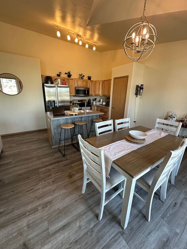 Building Photo - Large 3bd, 2.5 Bath Townhome for Rent in N...
