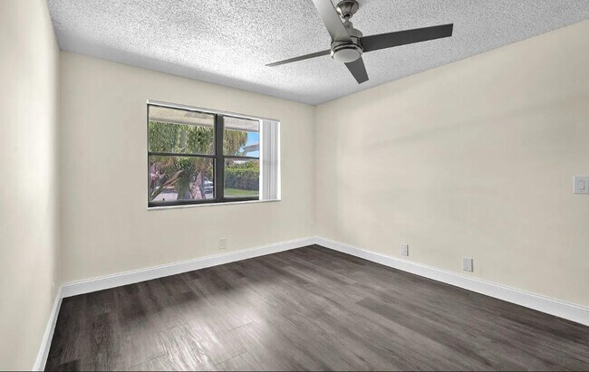 Building Photo - 654 West Dr