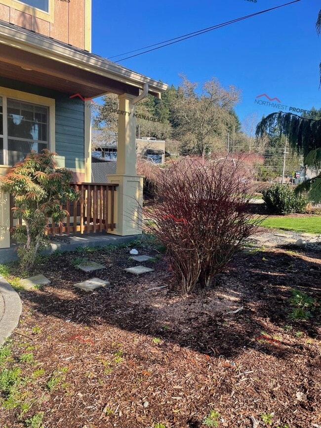 Building Photo - r223a