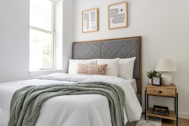 Building Photo - 1650 W Roscoe St