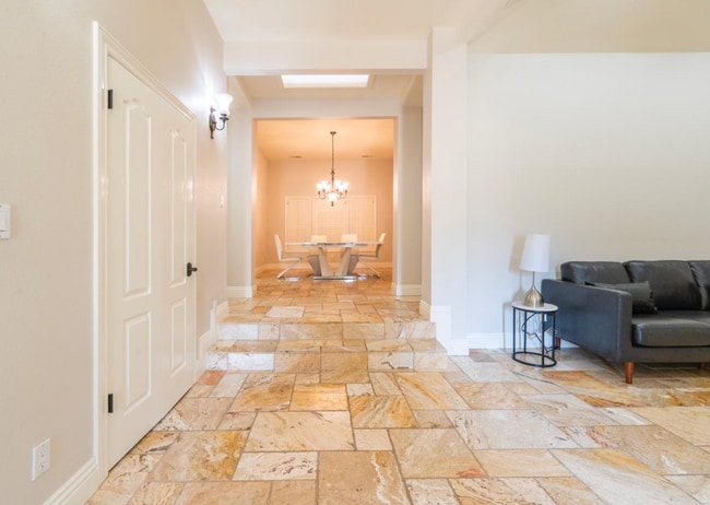 Building Photo - 585 E Chesapeake Cir