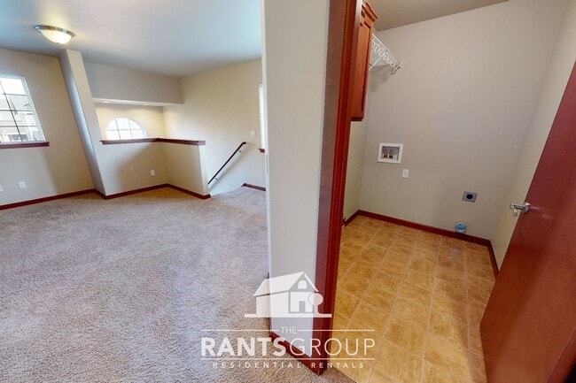 Building Photo - Move in Ready! Beautiful home in Puyallup! Easy Commute to JBLM!