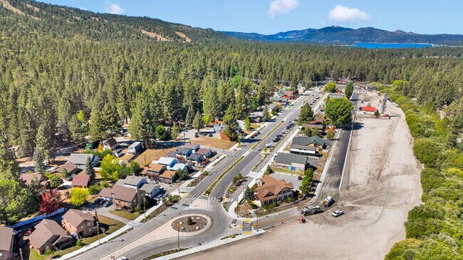 Building Photo - Remodeled 2 Bed / 1 Bath Near Bear Mountain & Golf Course