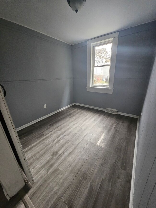 Building Photo - Lower three bedroom unit on Upper East Side