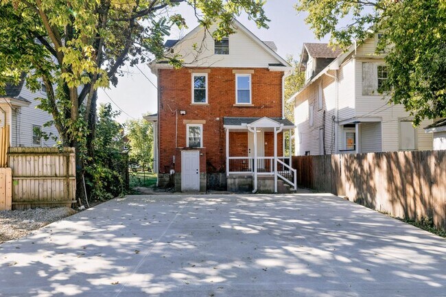 Building Photo - 422 E 15th Ave