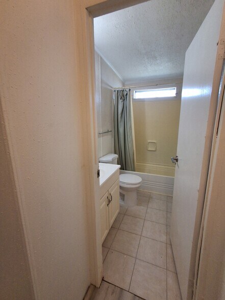 2n bathroom - 35303 SW 180th Ave