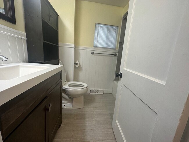 Building Photo - 904 Middle St