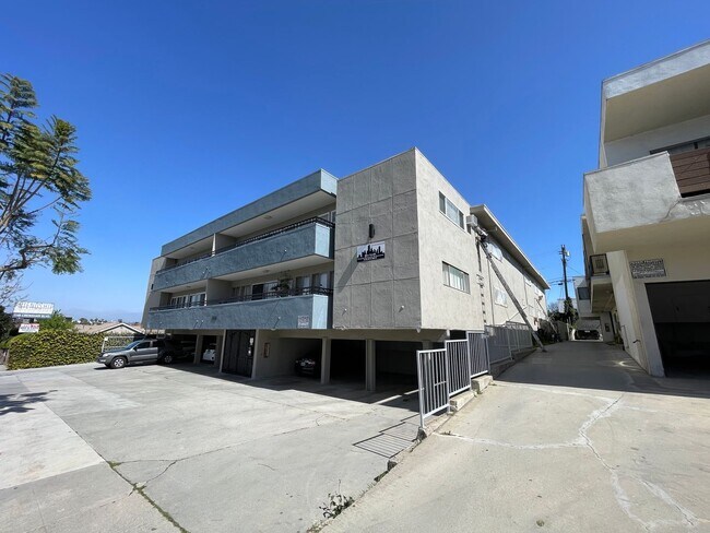 Interior Photo - 1166 S. Crenshaw Blvd