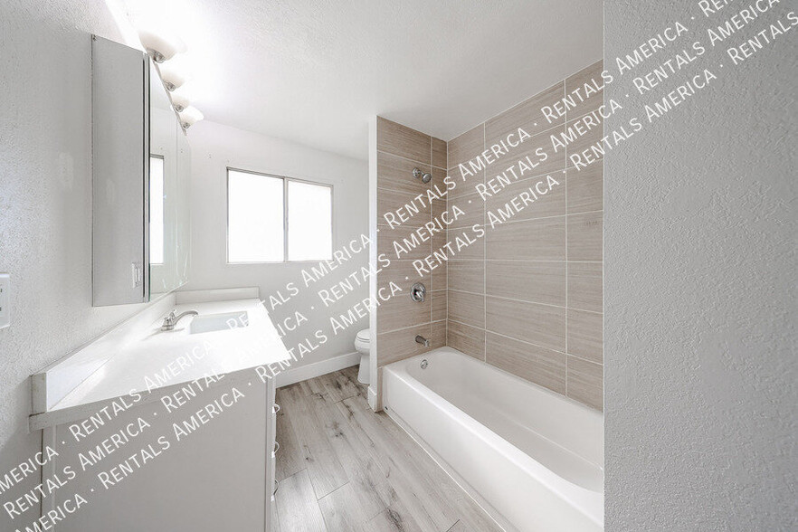 Building Photo - 2110 W Greenbriar Dr