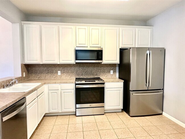 Building Photo - 2815 Kings Crossing Dr