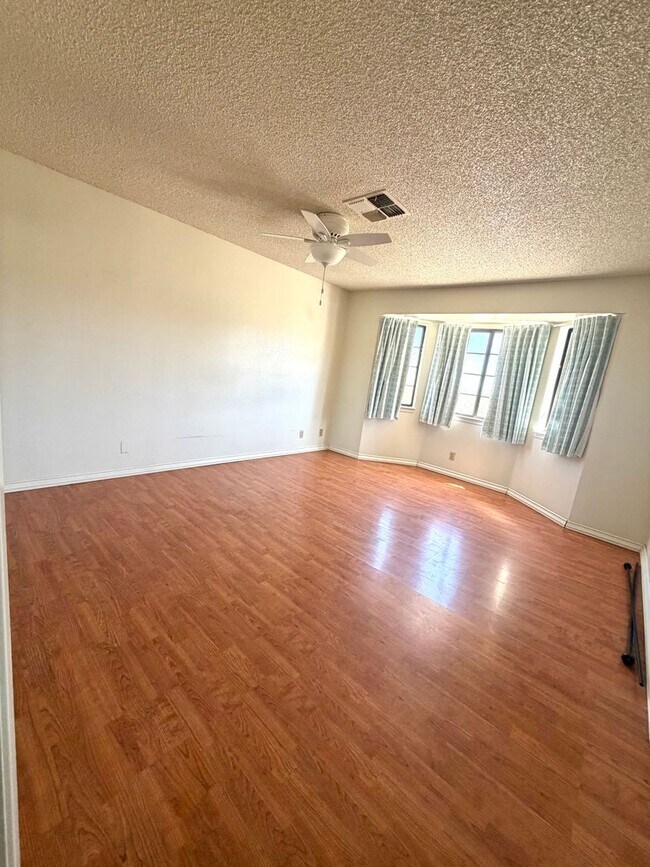 Building Photo - 4 Bedroom, 3 Bathroom with Office Near National Park