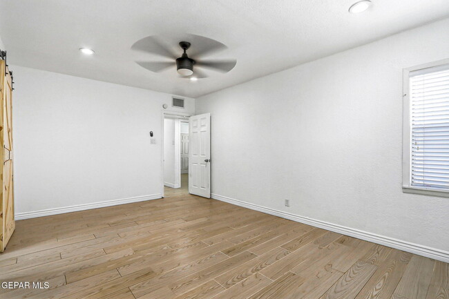 Building Photo - 513 Cardon St