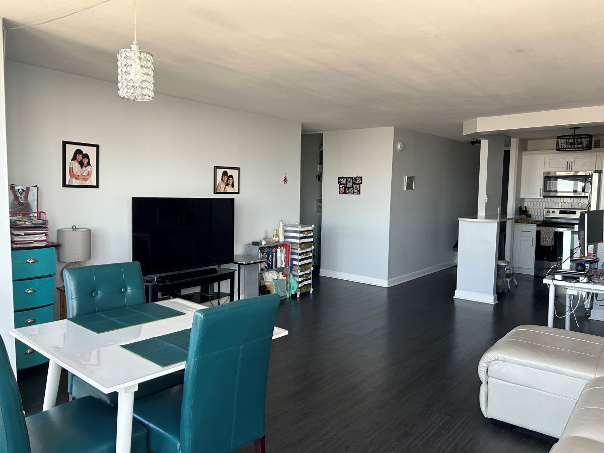 Building Photo - 2650 N Lakeview Ave