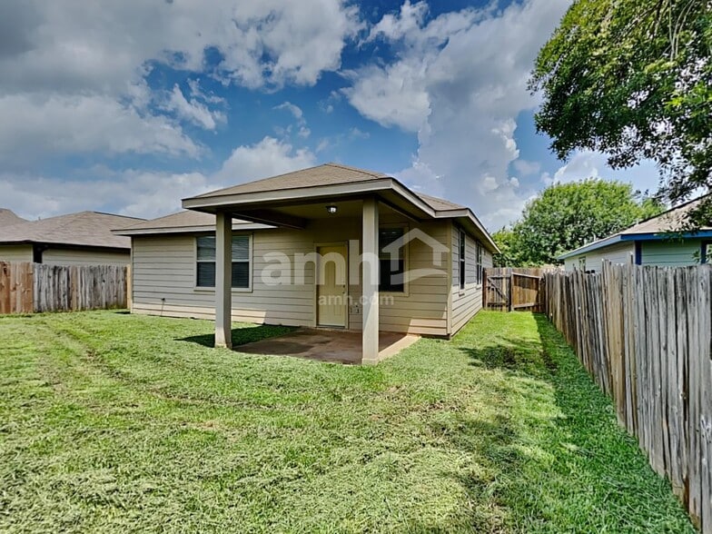 Building Photo - 2324 Shady Tree Ln