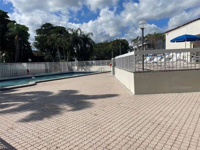 Building Photo - 6548 Racquet Club Dr