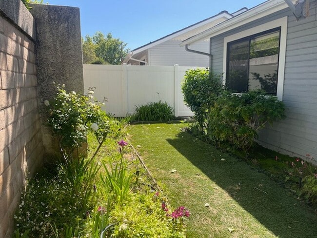 Building Photo - 856 Alyssum Ct