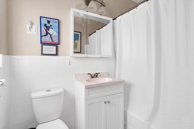 Building Photo - 2109 NE 26th St