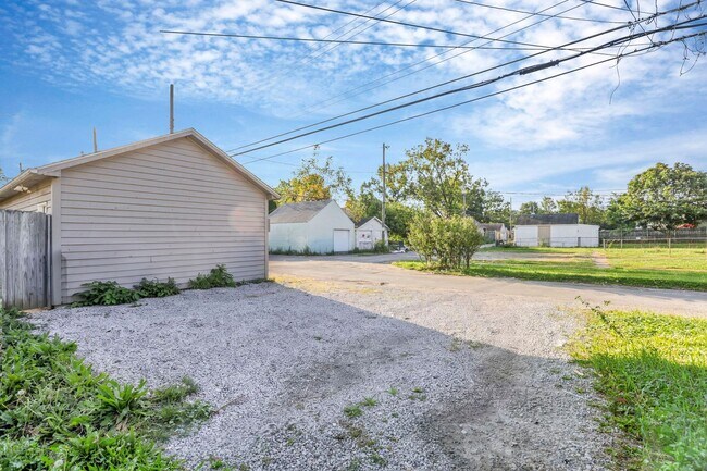 Building Photo - 2545-2547-2547 Sullivant Ave