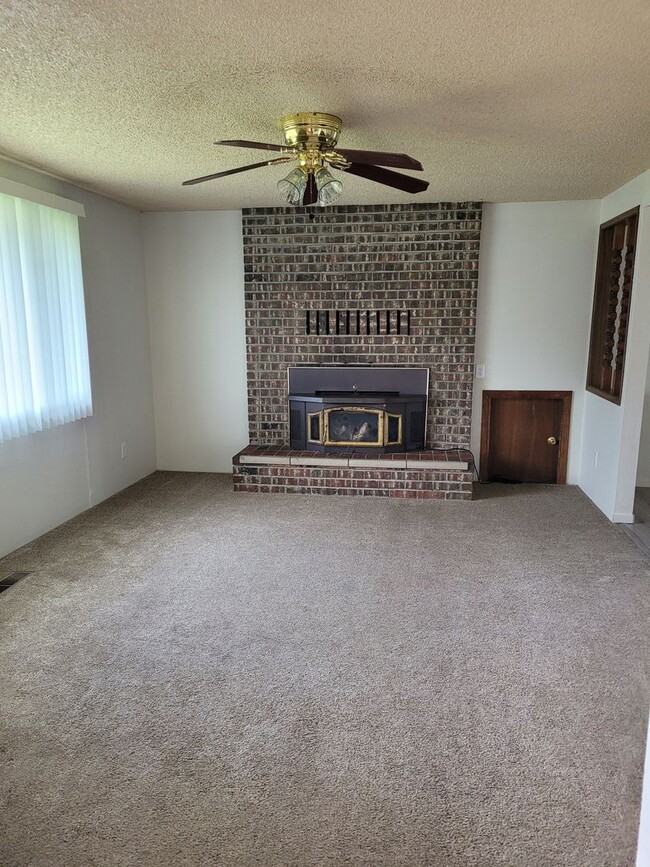 Building Photo - 3 bedrooms 2 bath