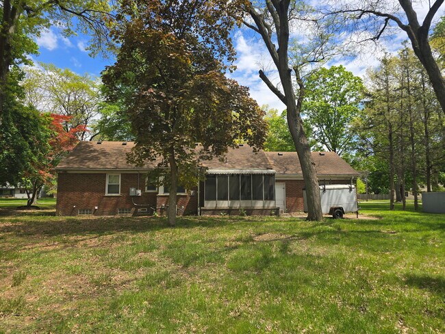 Building Photo - 22419 Fairway Dr