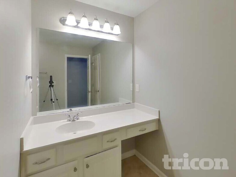 Building Photo - 341 Revolution Dr