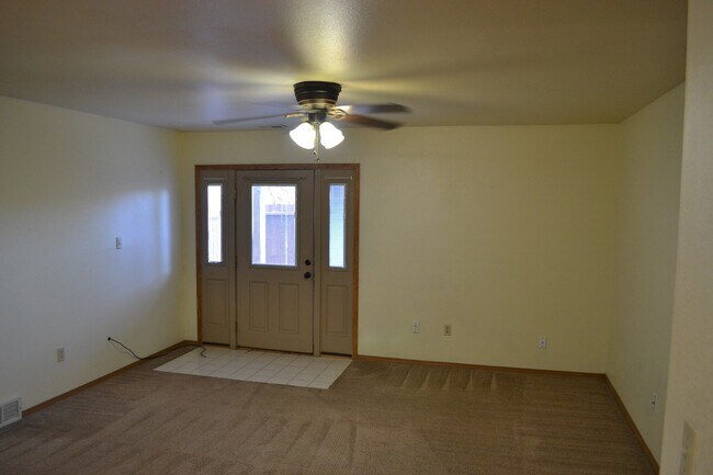 Building Photo - Main Level 2 Bedroom in Gated Community