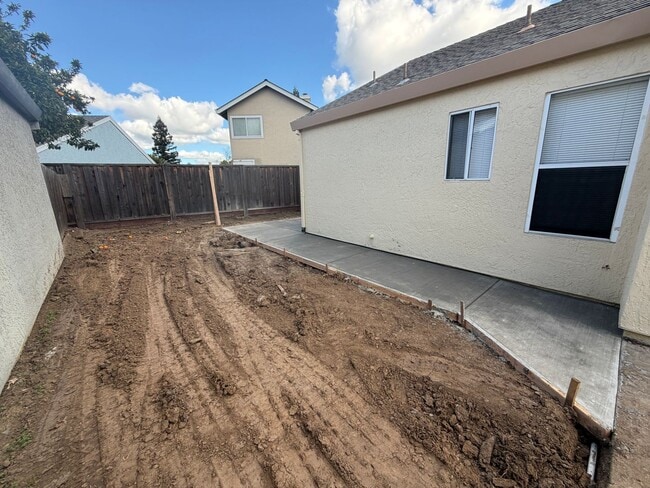 Building Photo - RV Access!