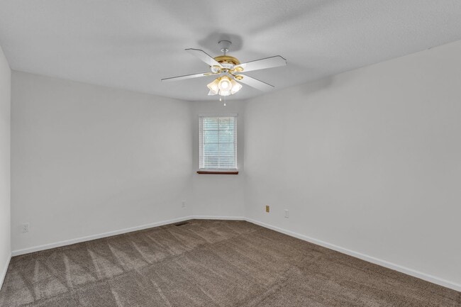 Building Photo - Huge 3 Bedroom, 2 Bath Town Home in SW Col...