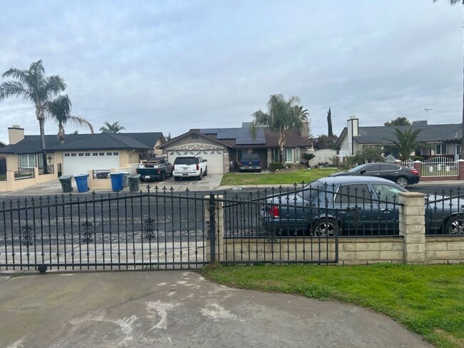 Building Photo - Coming soon-  Spacious 3 bed/2bath Single Family home in Delano!!