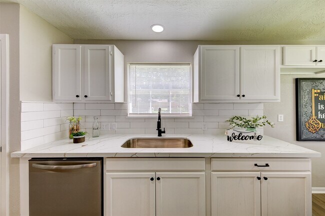 Building Photo - 8511 Honeysuckle