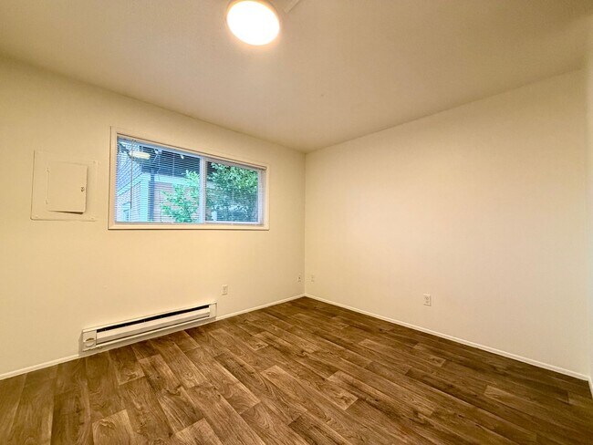 Building Photo - **FREE FIRST MONTH'S RENT** Spacious Top Floor Unit~ Great Natural Light~ Updated with Great Stor...