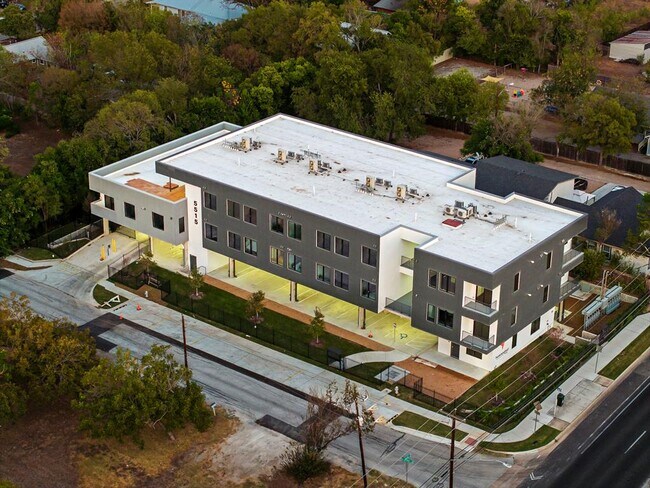 Building Photo - 5515 Humming Bird Ln