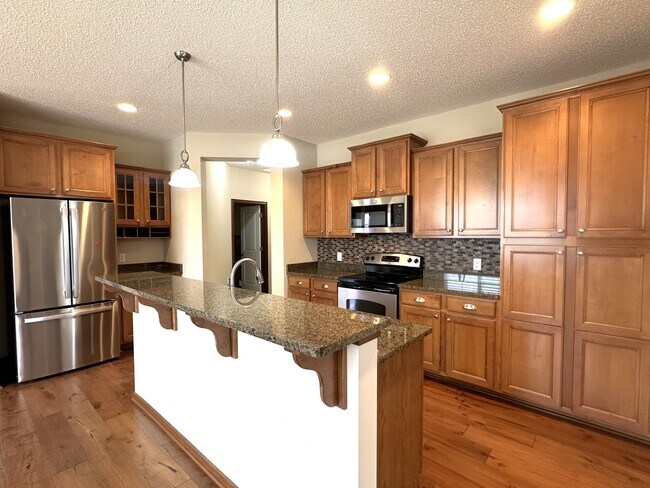 Building Photo - 6218 Shadyview Ln N