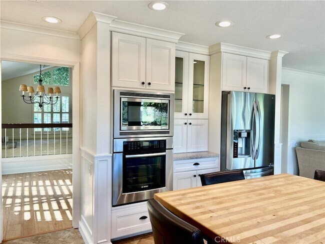 Building Photo - 24822 Via San Fernando