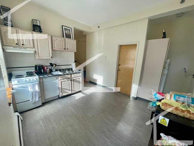 Building Photo - 9/1 Spacious Cleveland Circle area Studio w/balcony!