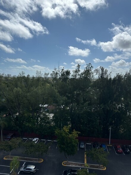 Building Photo - 1300 NE Miami Gardens Dr