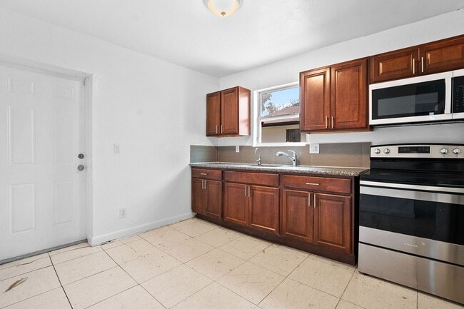 Building Photo - Charming 3-Bedroom Home in Miami - Comfortable Living in a Prime Location