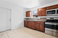 Building Photo - Charming 3-Bedroom Home in Miami - Comfortable Living in a Prime Location