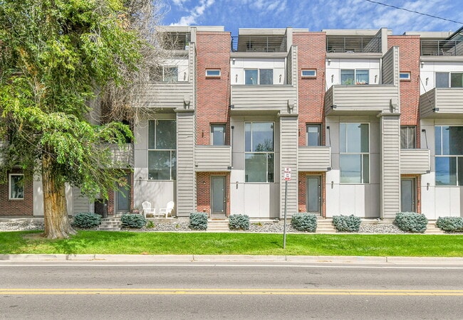 Primary Photo - $3,000- 2 Bed/2.5-bathroom Townhome in Den...