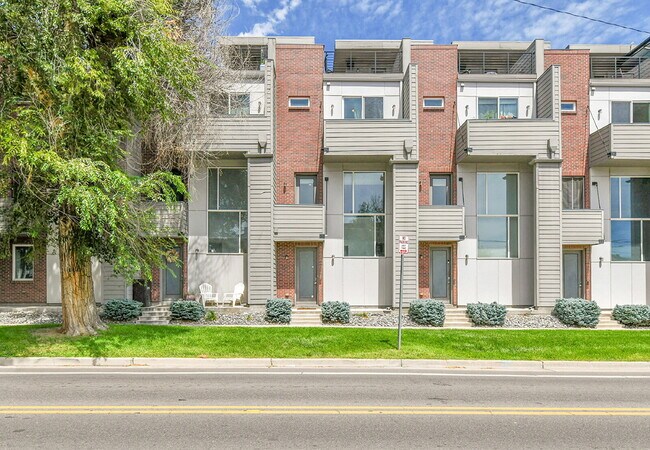 Primary Photo - $3,000- 2 Bed/2.5-bathroom Townhome in Denver with Rooftop Deck!