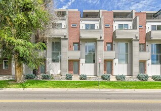 Building Photo - $2,850- 2 Bed/2.5-bathroom Townhome in Denver with Rooftop Deck!