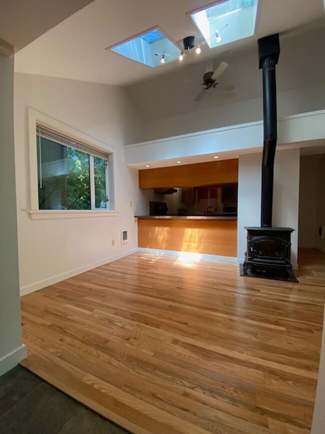 Building Photo - Maple Leaf, Two Bedroom, Woodsy Yard